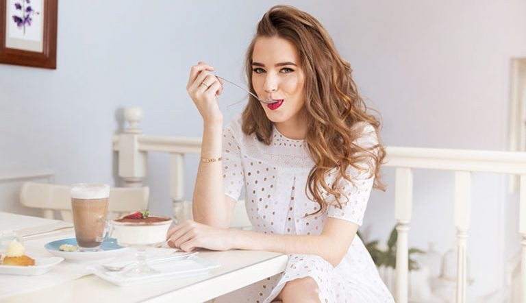 如何在开口前吸引女孩的注意并给她留下深刻印象